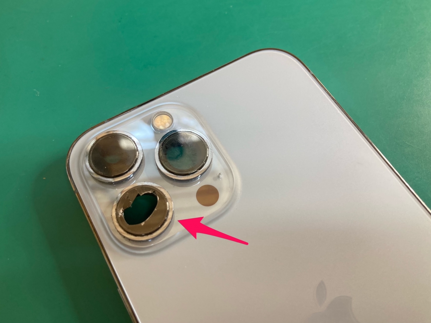 割れたiPhoneカメラレンズは、まずカバーやテープで応急処置を行いま