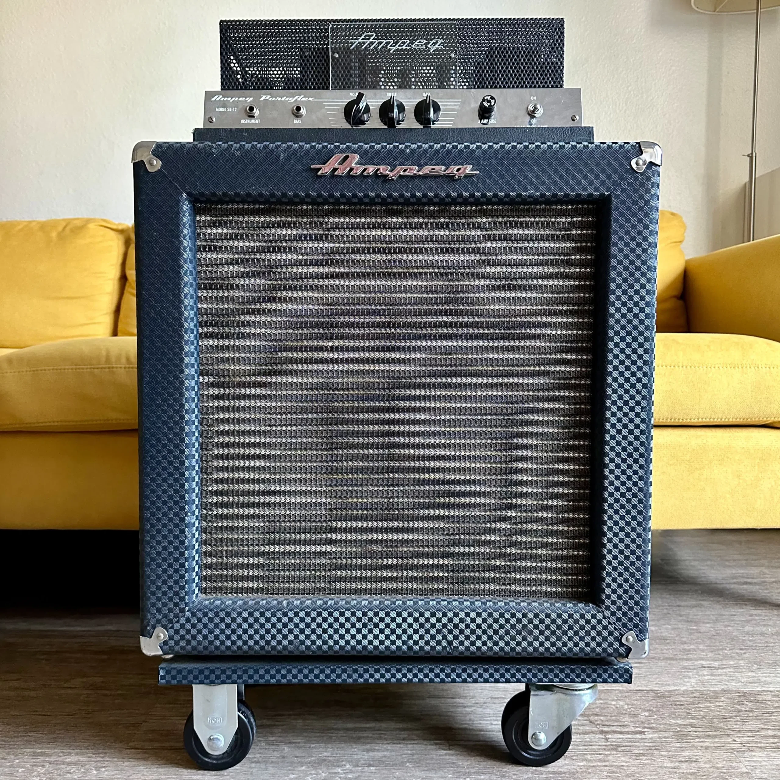 1965 Vintage Ampeg SB-12 Portaflex 22-Watt 1×12″ Fliptop Tube Bass