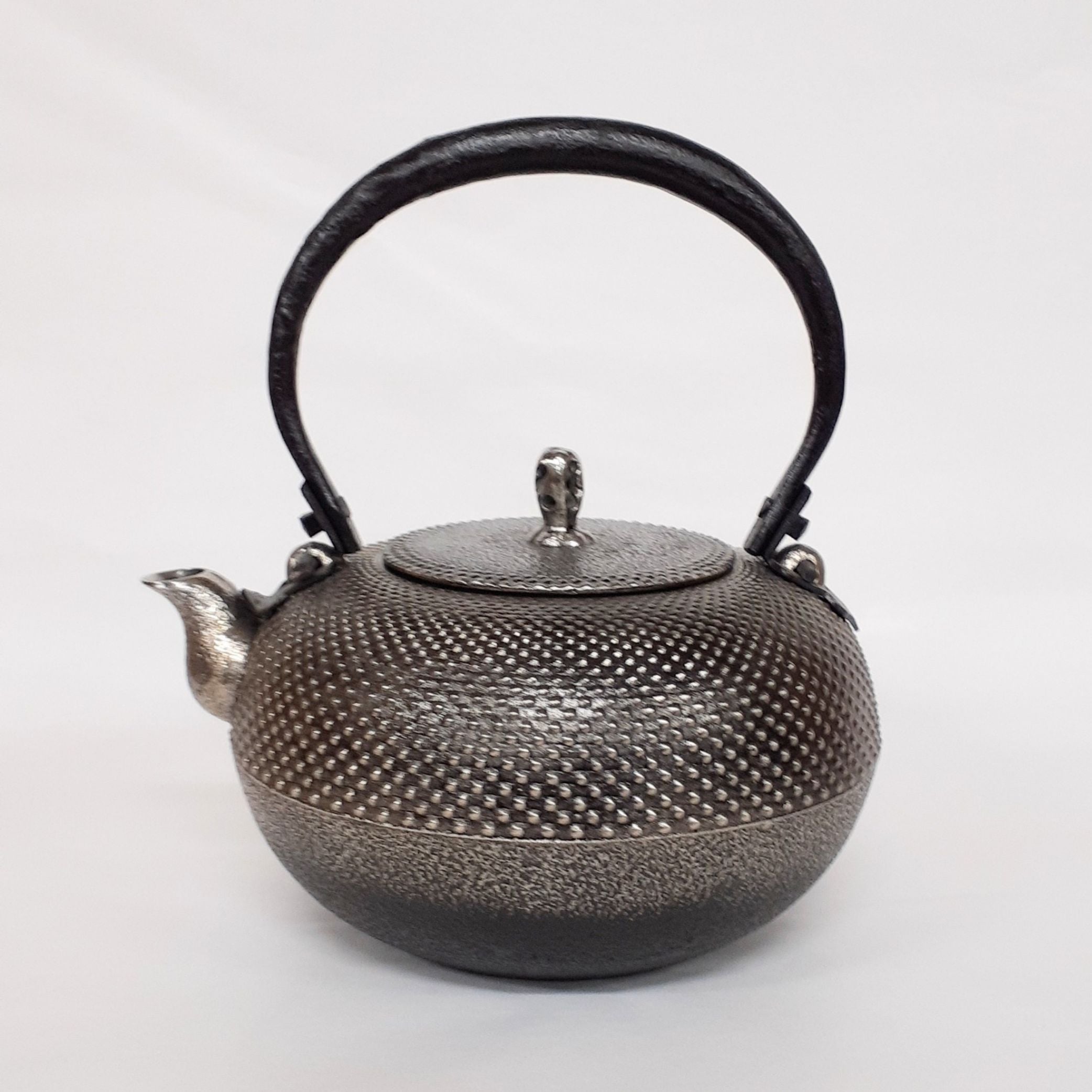 南部鉄器 砂鉄製鉄瓶 | 小丸型 霰 | 1.1L | 薫山工房
