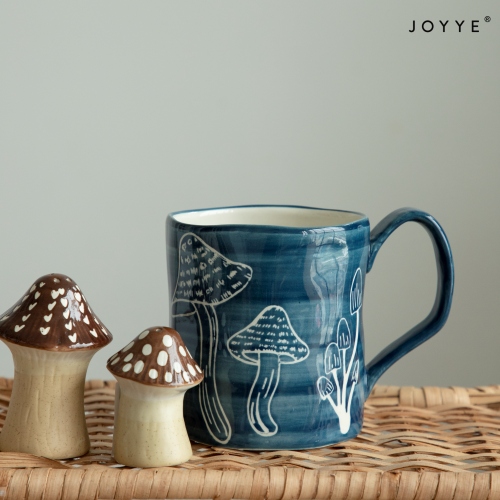 キノコをテーマにした陶器の食器