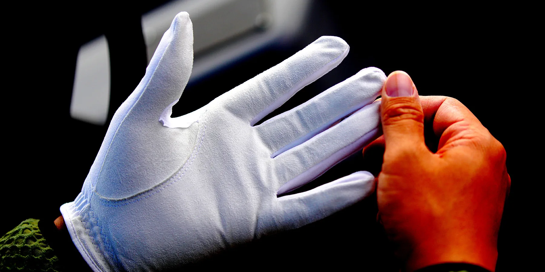 そのグローブ、指先余っていませんか? ゴルフメーカーのグローブ担当者