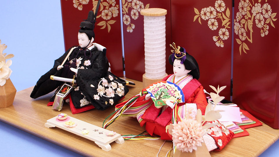 雛人形 平飾り 幅45cm｜小芥子 赤黒刺繍 光琳桜エンジ – 寿鳳人形の東芸