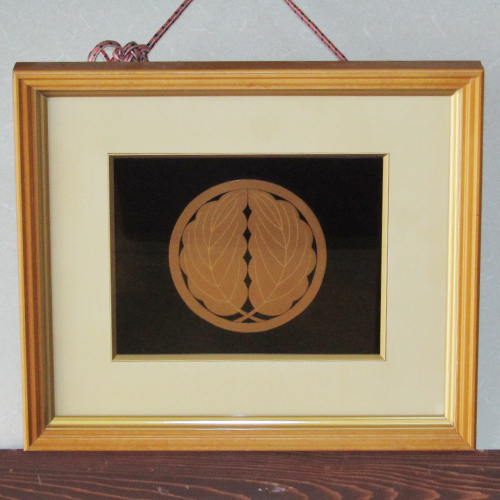 輪島塗 漆額(パネル) -家紋の高蒔絵仕上げ- [黒色]｜輪島市の輪島塗