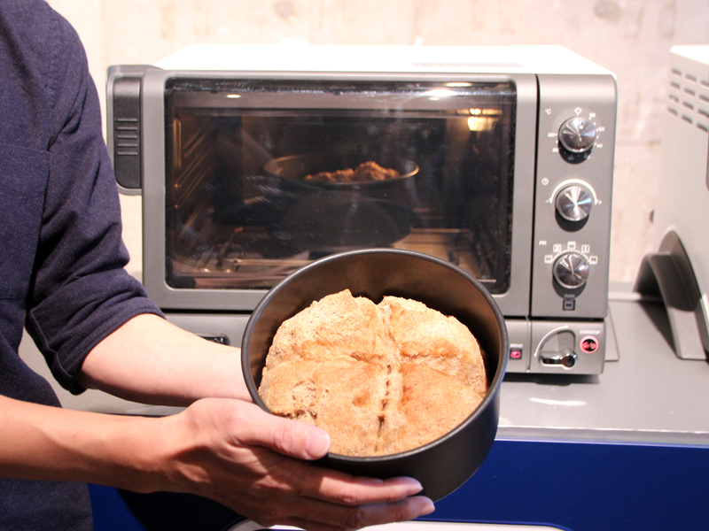 デロンギ、コンベクションオーブンでパン生地のこね/発酵/焼き上げも