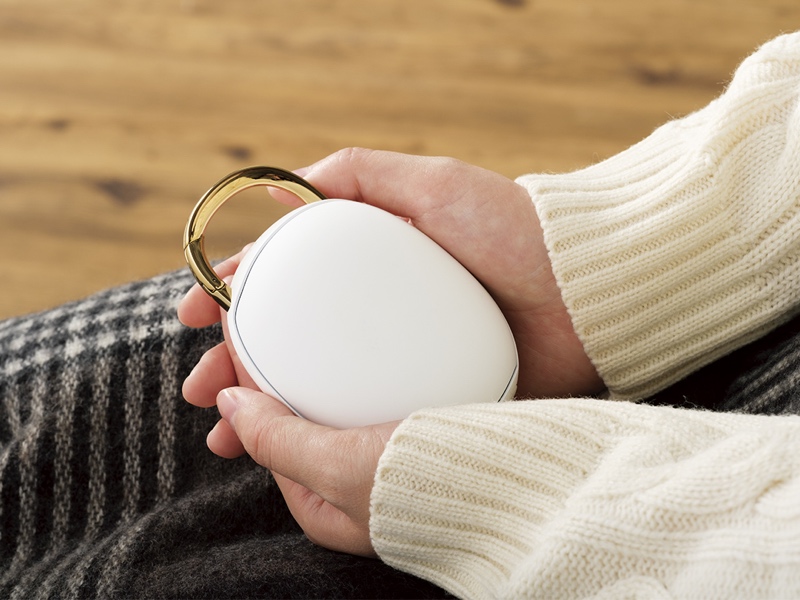 アピックス、繰り返し使えるUSB充電式カイロ。モバイルバッテリー機能