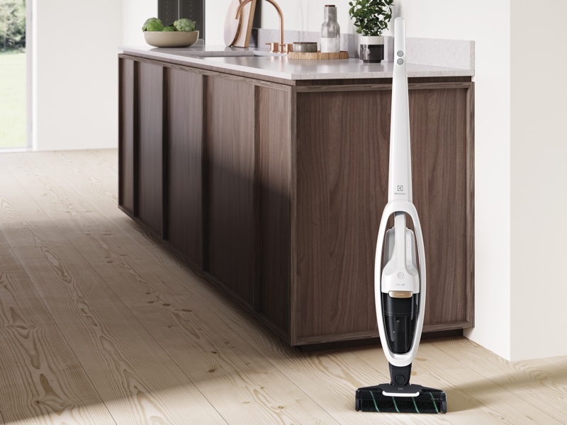 エレクトロラックス、床から棚の上まで掃除できるスティッククリーナー