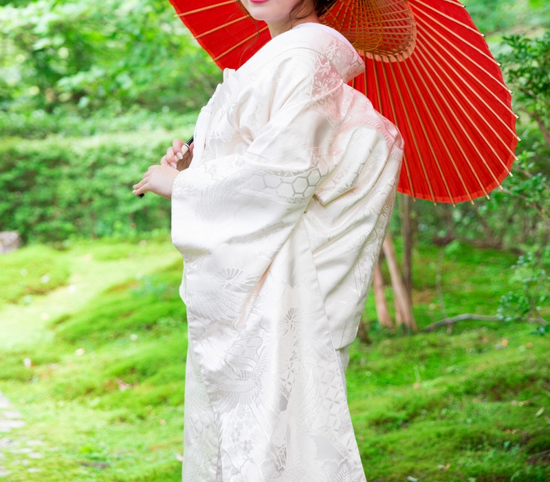 白無垢の「白」と和傘の「赤」、そして新緑の「緑」の色合わせは最高に