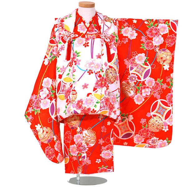 朱色地に桜と七宝、鈴の着物、白の被布コートセット／七五三・三歳