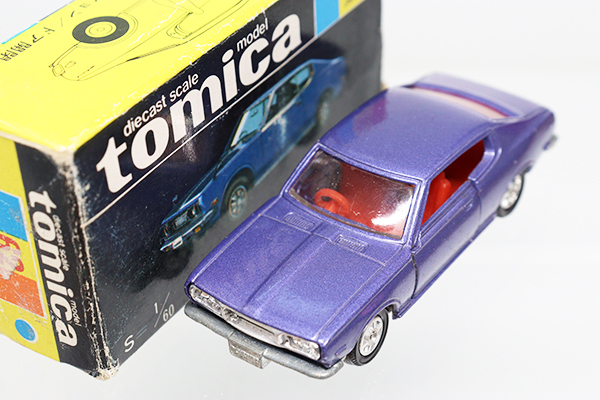 黒箱トミカ／【朱色シート】日産ローレル 2ドアハードトップ【牽引