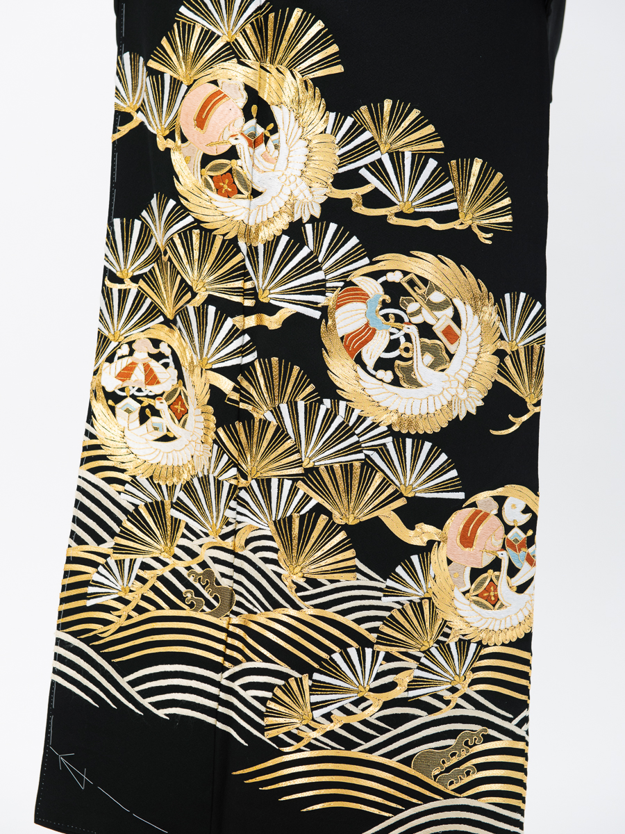 最高級総刺繍の黒留袖レンタル】松葉に鶴と宝尽くし・MLサイズ（163cm