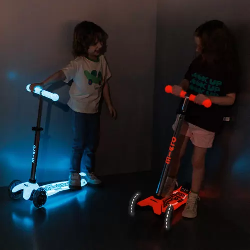 Самокат Micro серии Maxi Deluxe Glow LED Plus