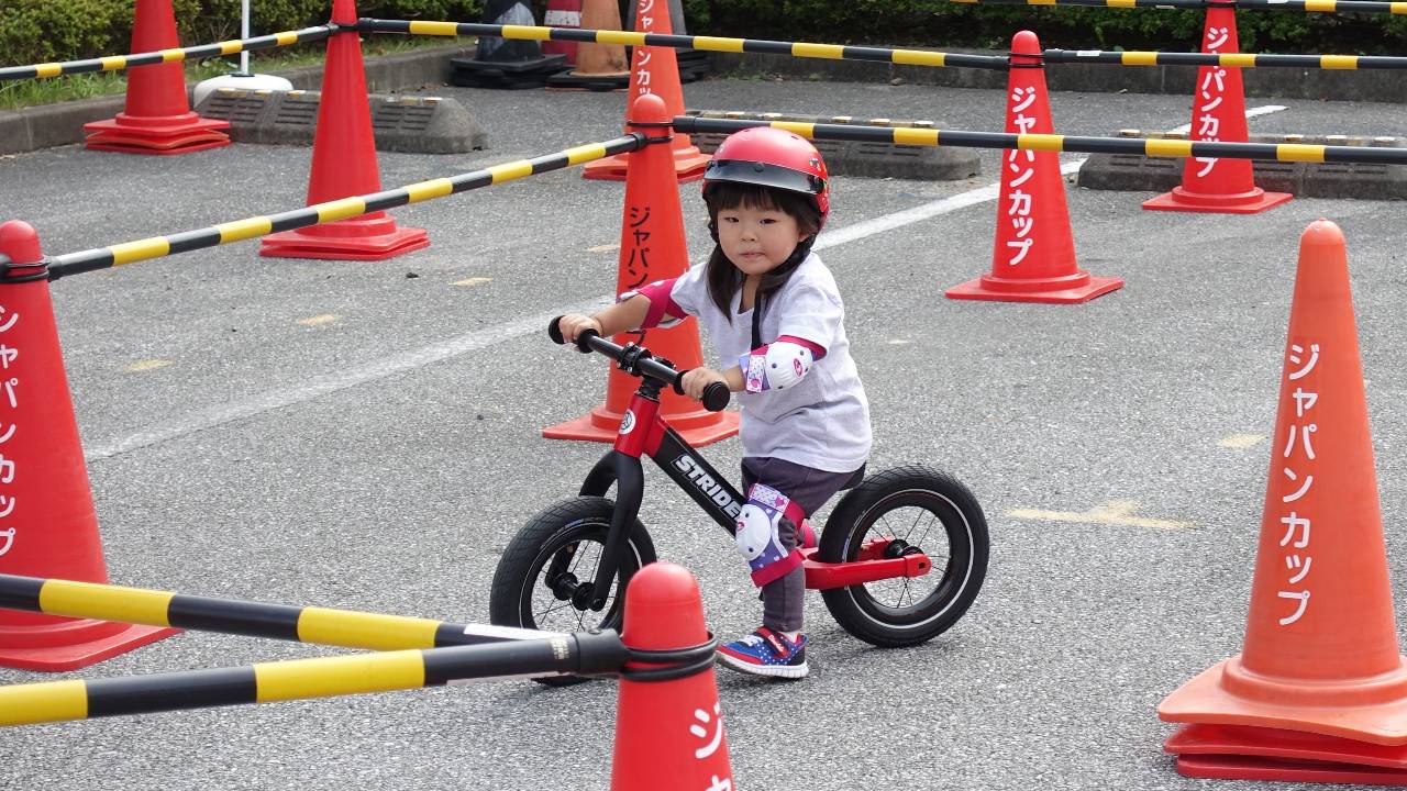 STRIDER バランスバイク 赤 肘膝サポーターセット 2025】ストライダー