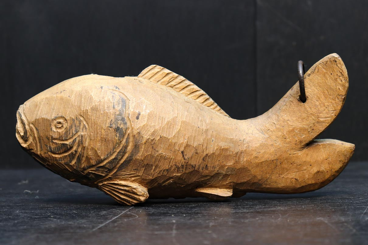 最小限の彫り込みで魚を模した自在鉤の横木 DC6052 – 古福庵