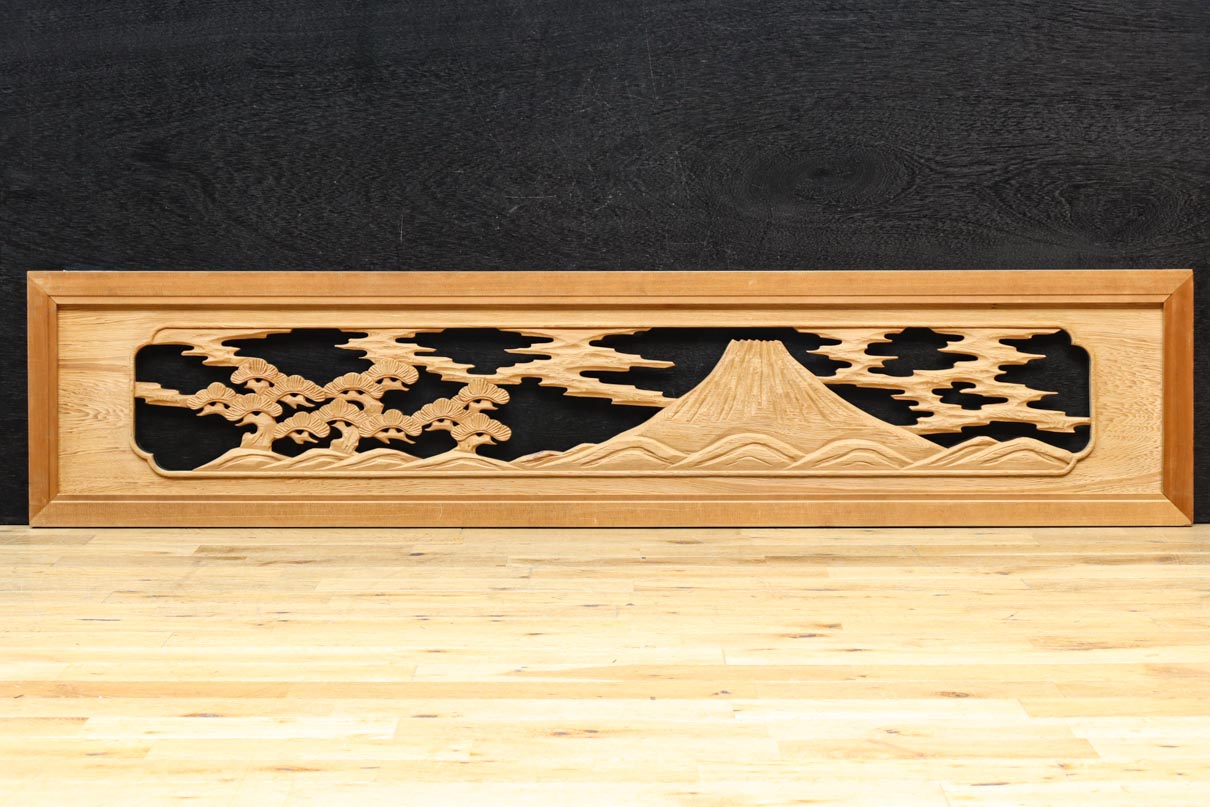 貫録ある富士山を丁寧に描いたガラス入り彫刻欄間 EZ2766 在庫1枚 – 古