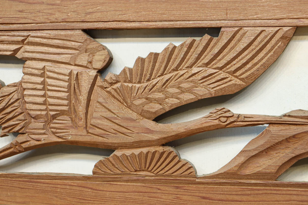 小型サイズ！！竹の側を鶴が優雅に舞う姿を描いた彫刻欄間素材 EZ2859