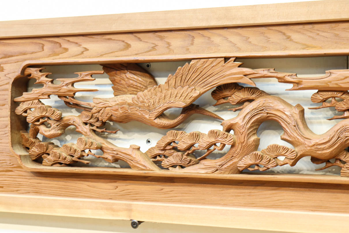 優しく温かみある色彩で鶴と松の彫刻装飾が映える深彫り彫刻欄間