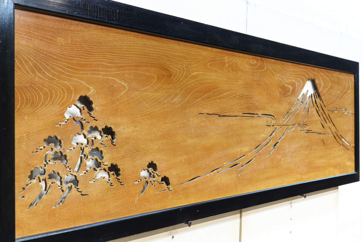 幅2138ミリ!! 雄大な富士山が浮かぶ上品な絵柄の長尺透かし欄間 EZ2140