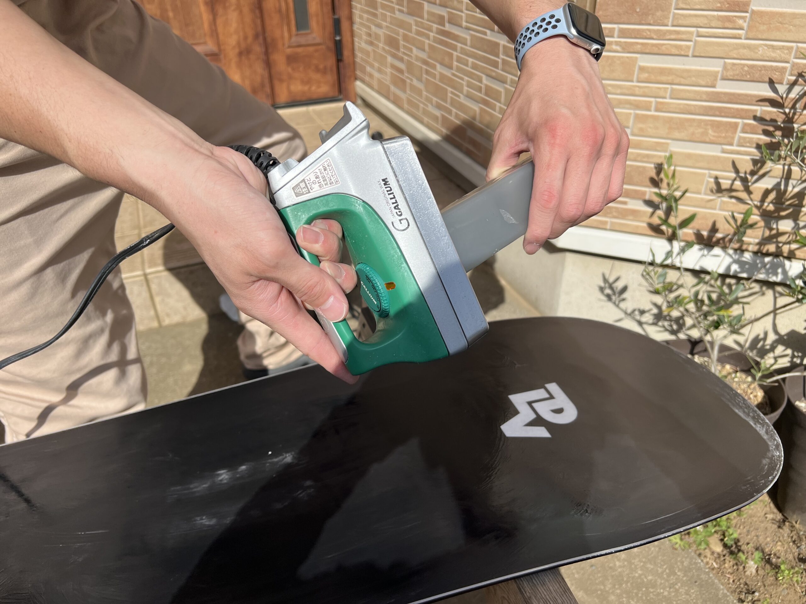 スノーボードのホットワックスのコツ！押さえておきたいポイントと楽に