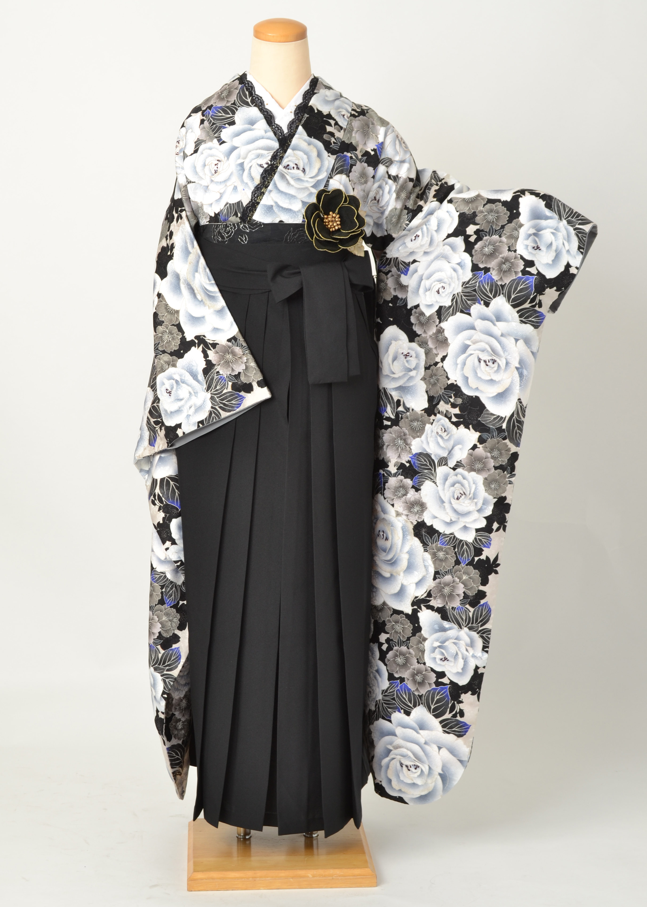 卒業袴［白地に牡丹と桜模様］｜着物レンタルあき (来店着付け無料