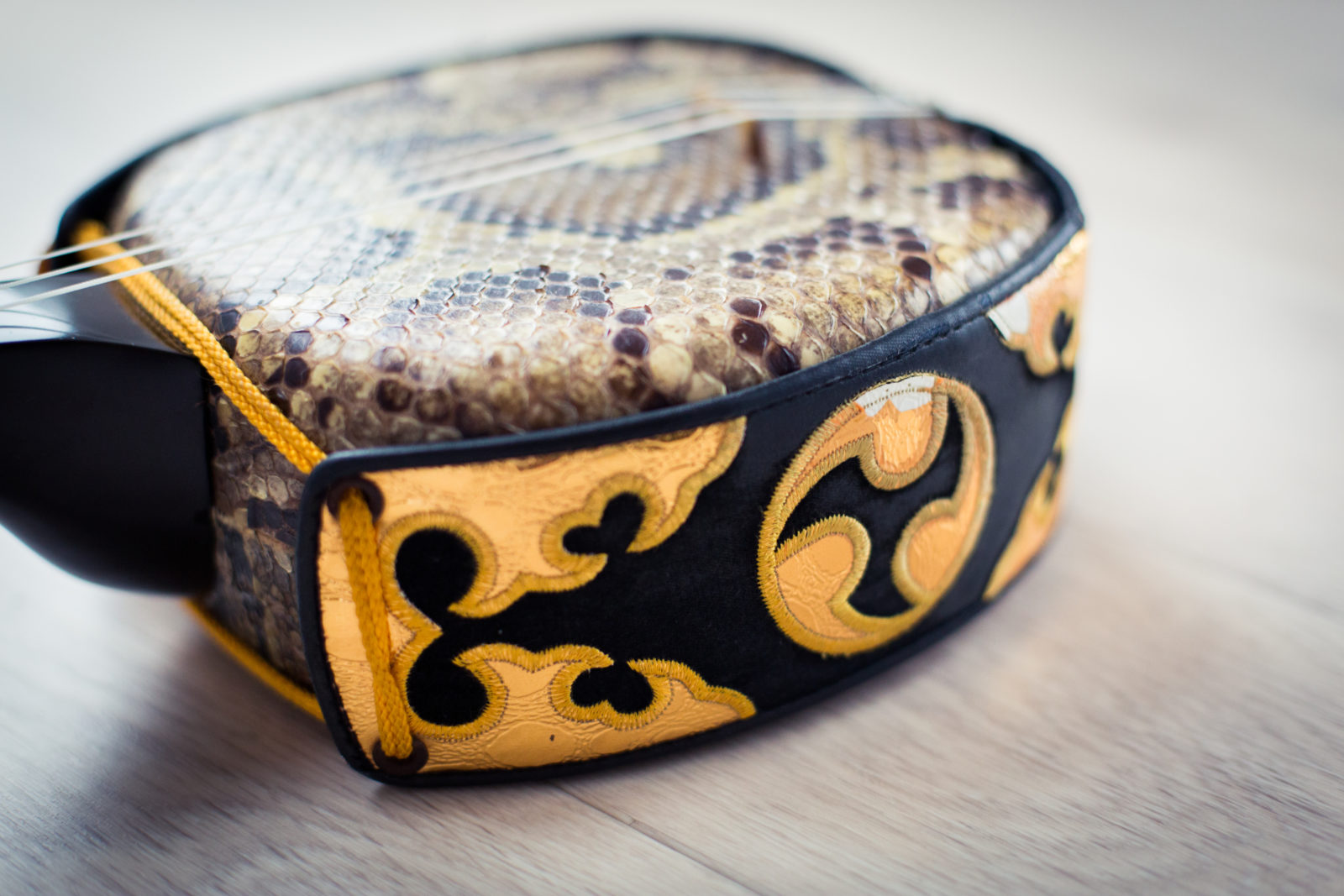 沖縄 三線 蛇皮 沖縄三味線 合皮 ヘビ皮柄 ケース付属 沖縄 三線 特上