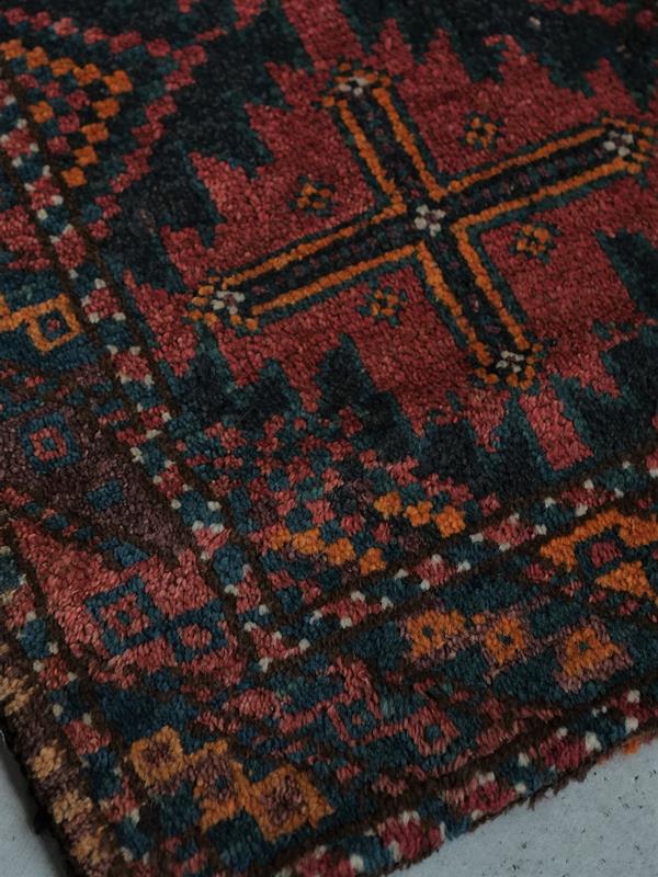 玄関マットにもなる、バルーチ族の小さめラグ | 暮らしとおしゃれの編集室