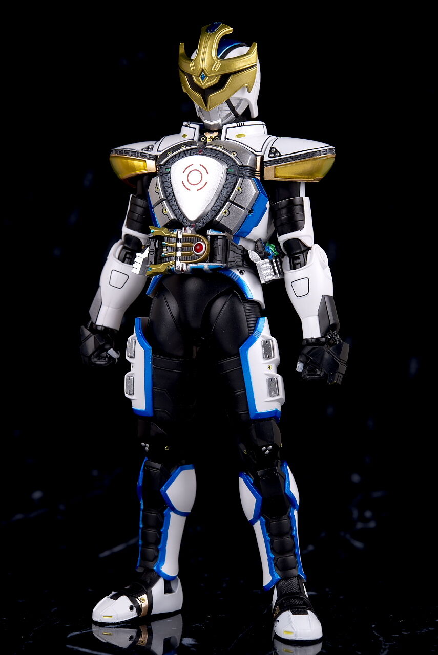 S.H.フィギュアーツ（真骨彫製法） 仮面ライダーイクサ セーブモード