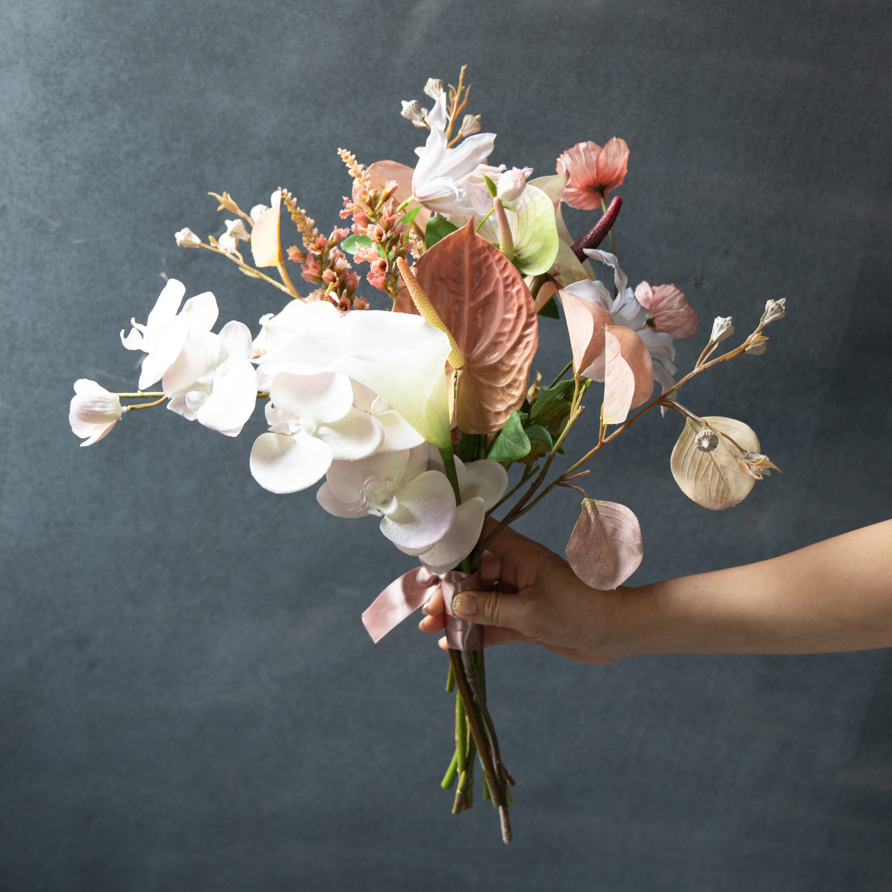 ホワイト×くすみピンクのクラッチブーケ