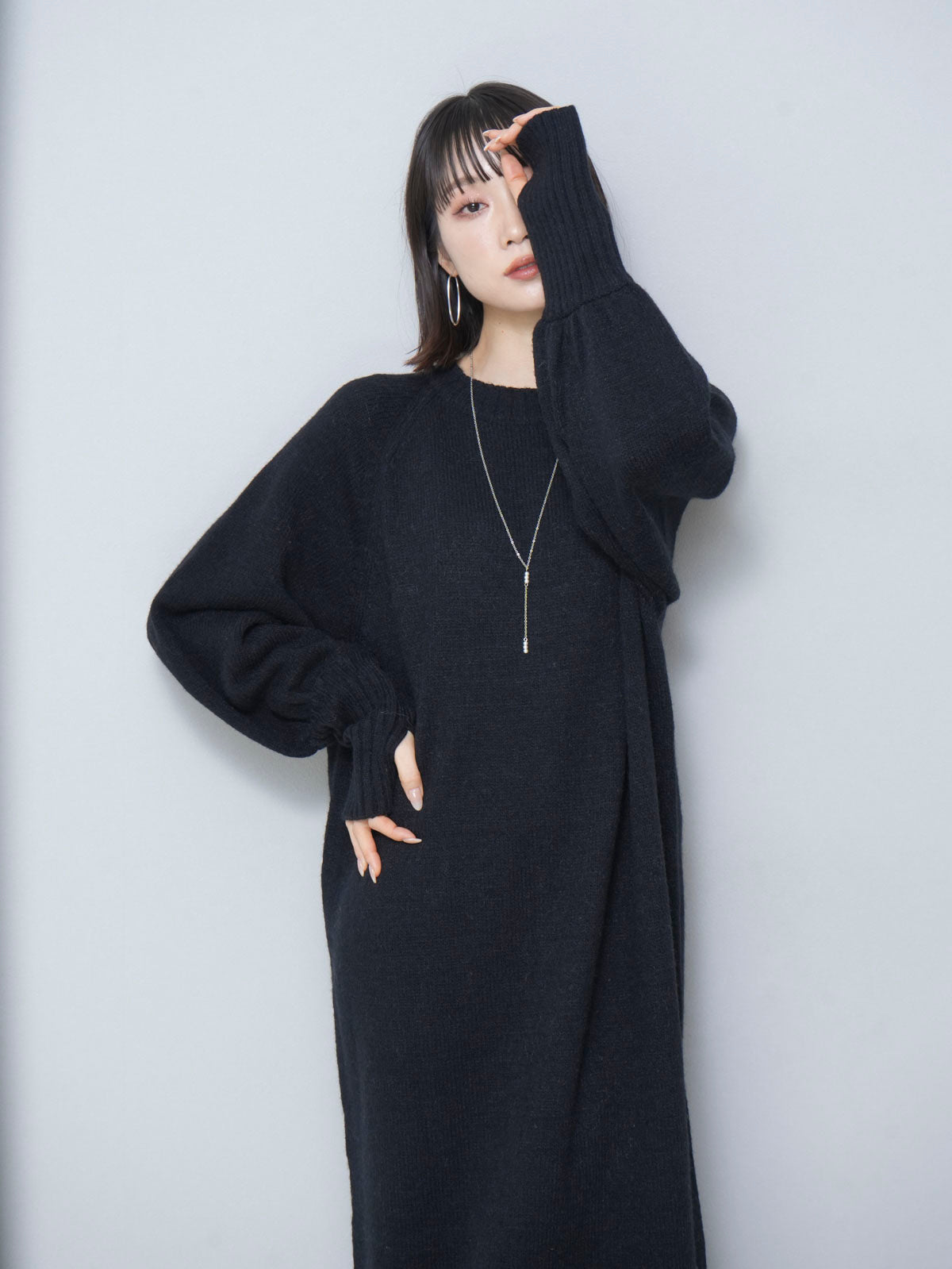 予約]フィンガーホールルーズニットワンピース/ブラック – Lumier