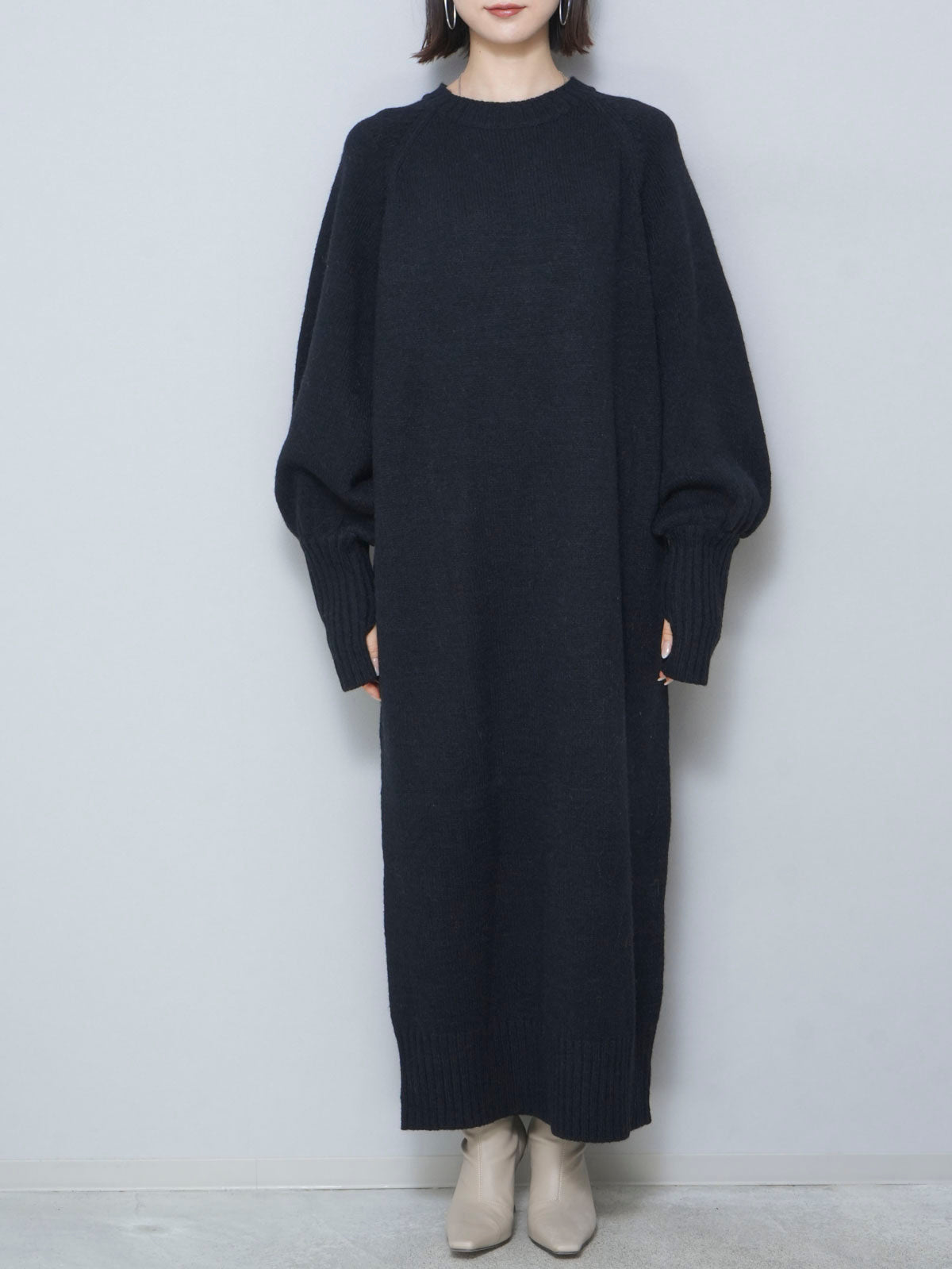 予約]フィンガーホールルーズニットワンピース/ブラック – Lumier