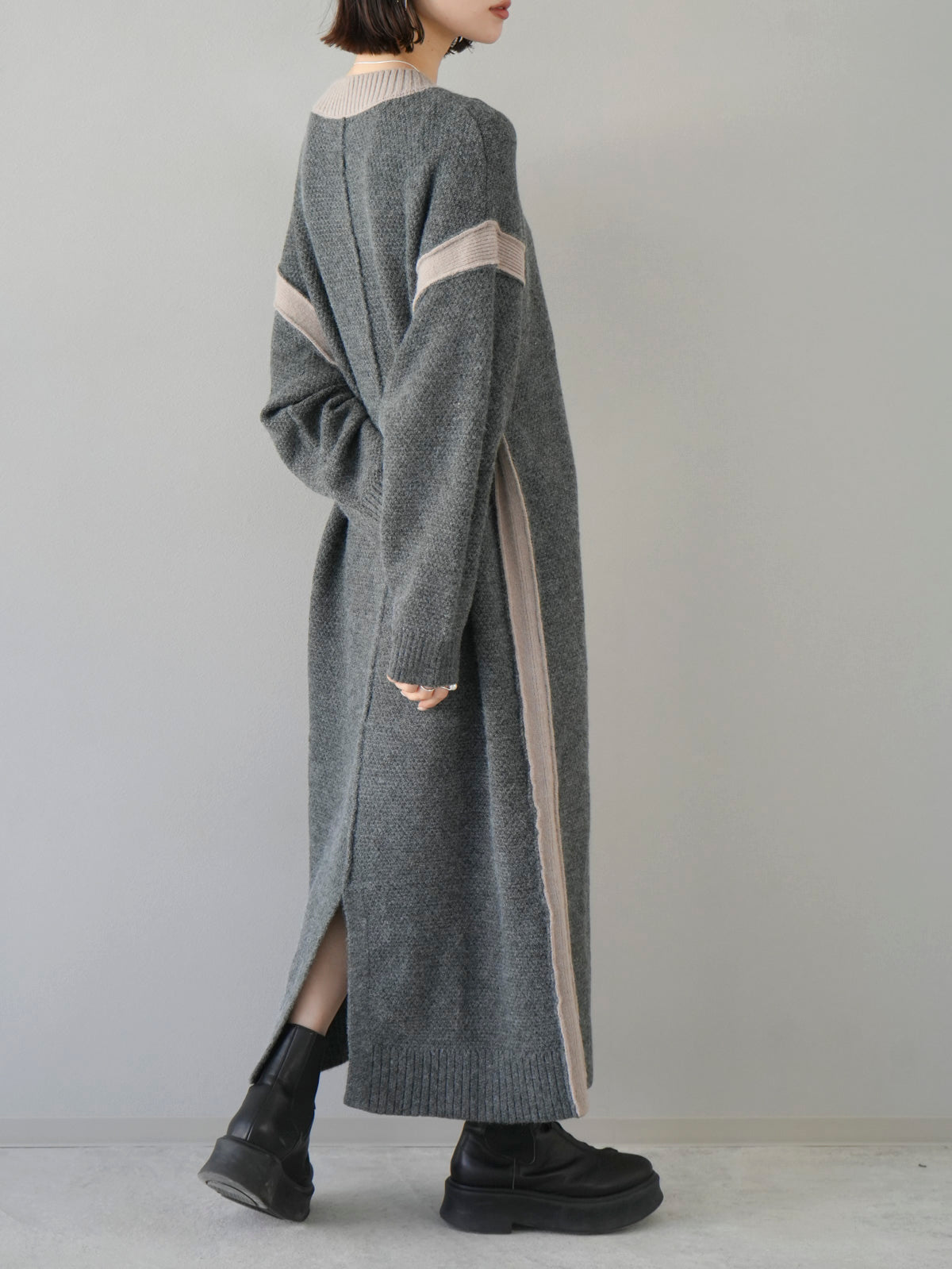 予約]バイカラーニットワンピース/チャコール – Lumier