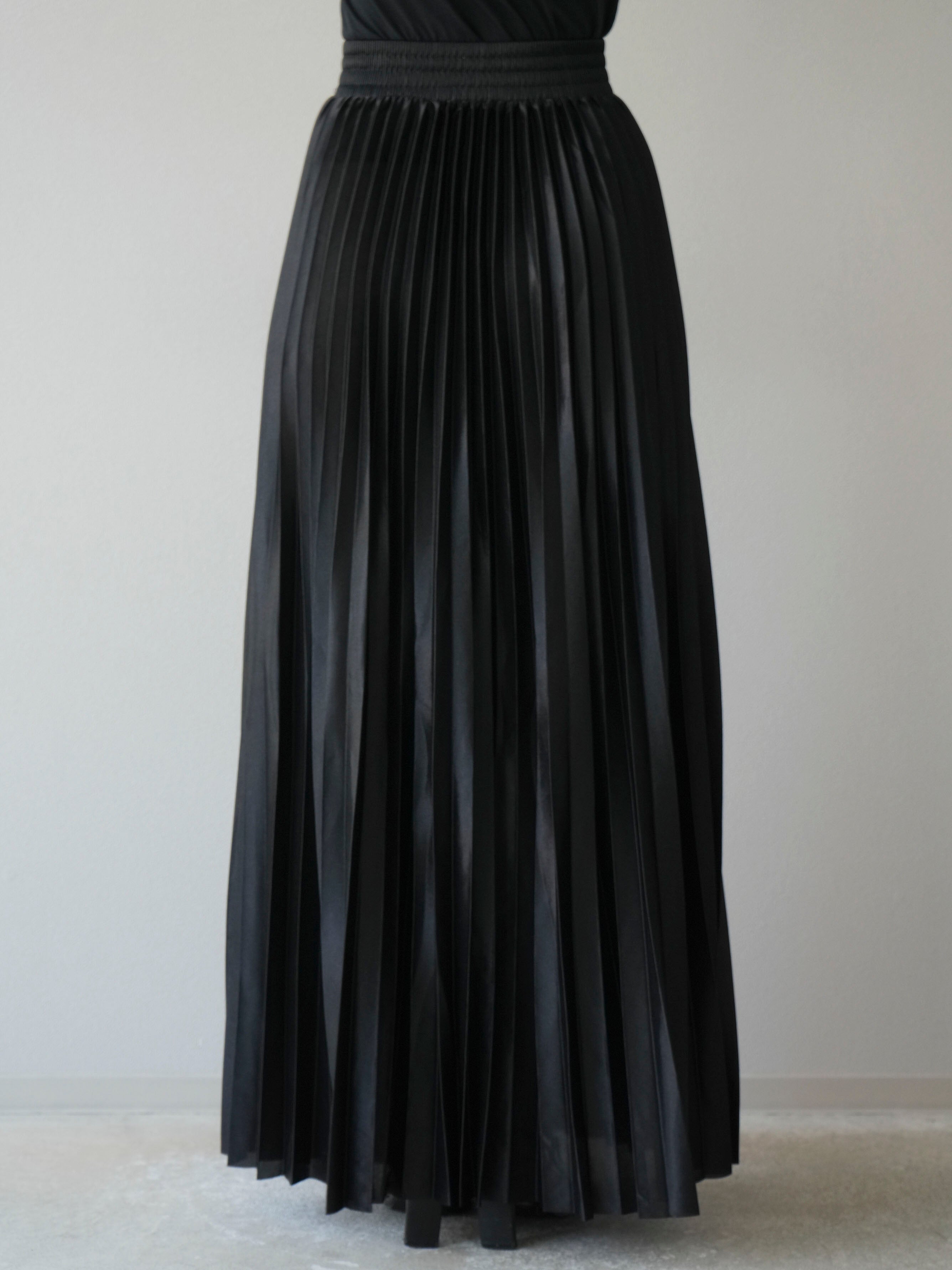 予約]サテンプリーツマキシスカート/ブラック – Lumier