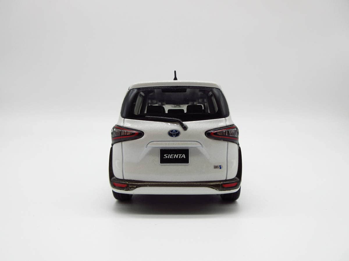 Amazon | 1/30 トヨタ 新型シエンタ 前期 ホワイトパールクリスタル