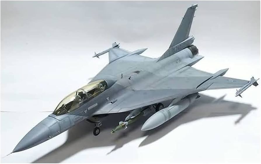 キネティック F-16XL-2 1/48 スケールモデルキット Amazon
