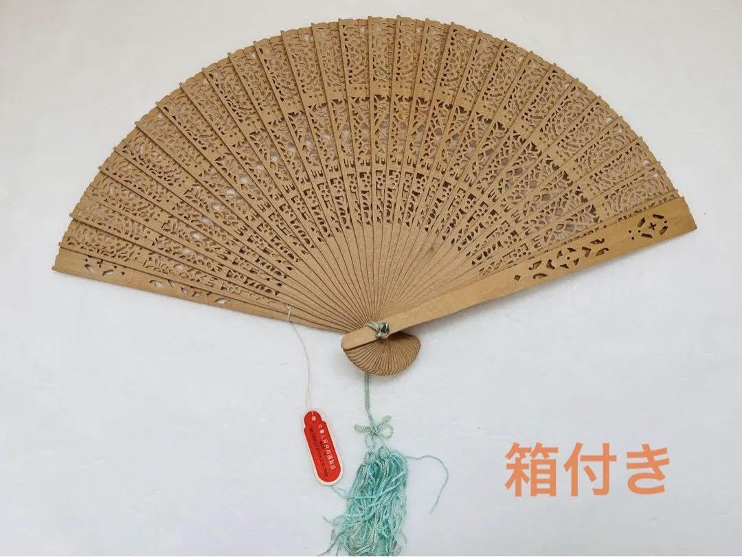 Amazon.co.jp: 白檀扇子 扇子 扇 木 木製 木彫り 透かし彫り 夏 うちわ
