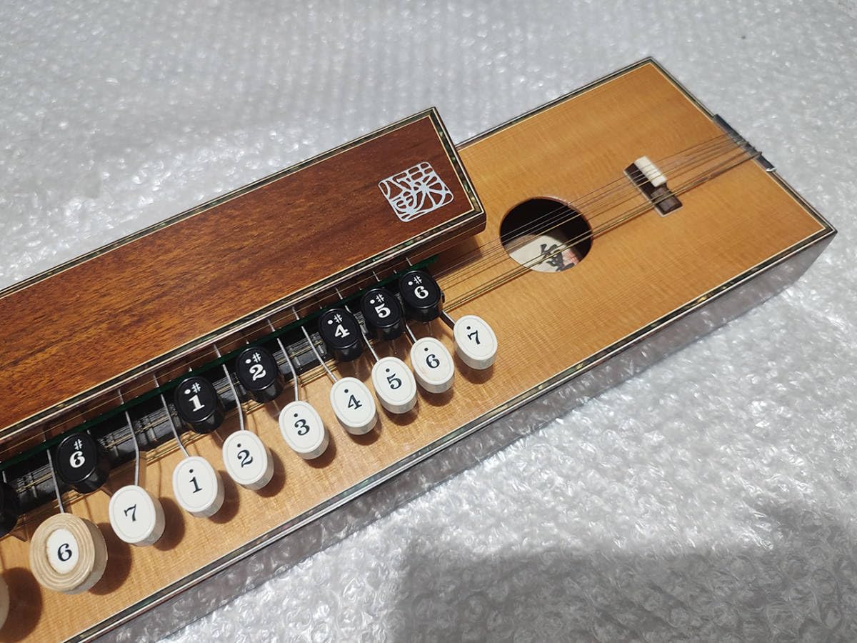 大正琴 菊八重（ハードケース付） 目立った傷や汚れ無し 大正琴 菊八重