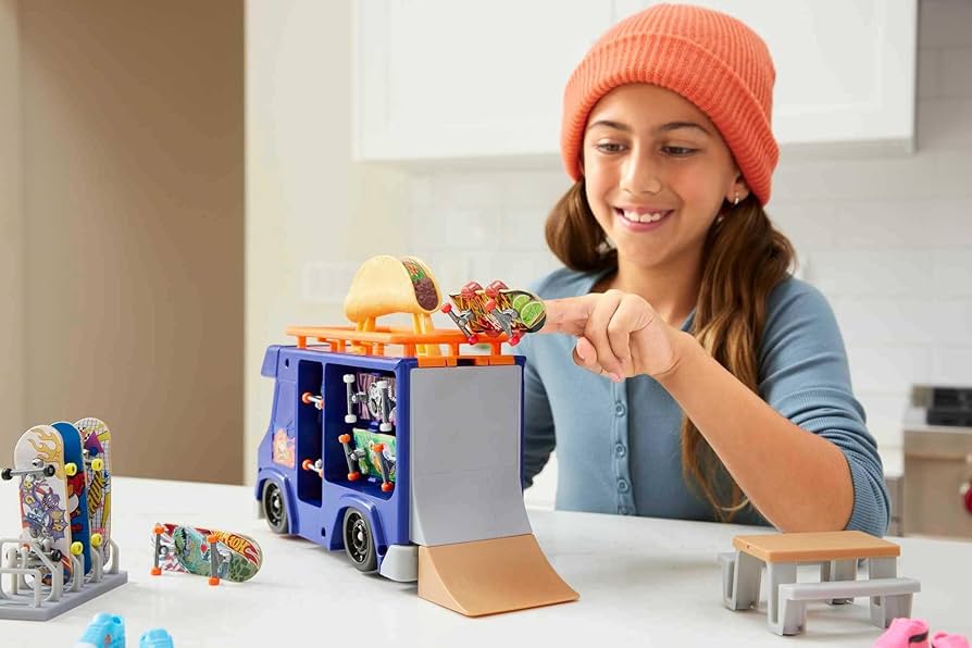 Amazon.com: Hot Wheels Skate Taco Truck Play Case, Portable