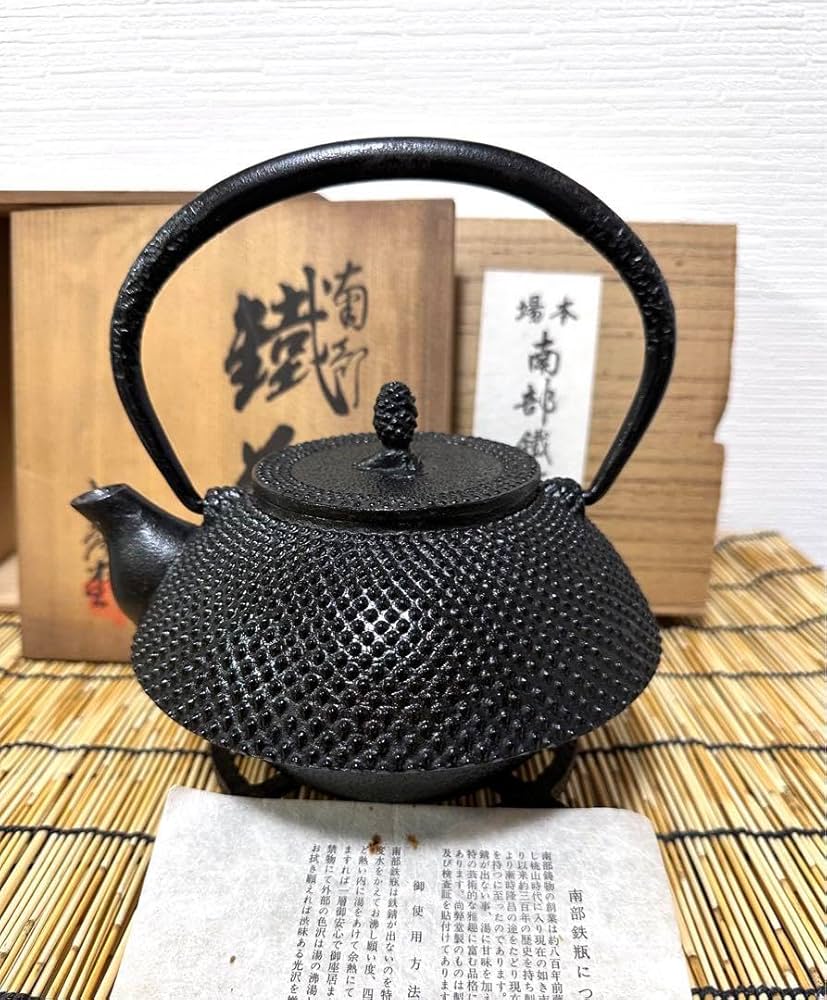 Amazon.co.jp: 付属品付 南部文秀堂13型アラレ 南部鉄瓶 南部鉄器 調理