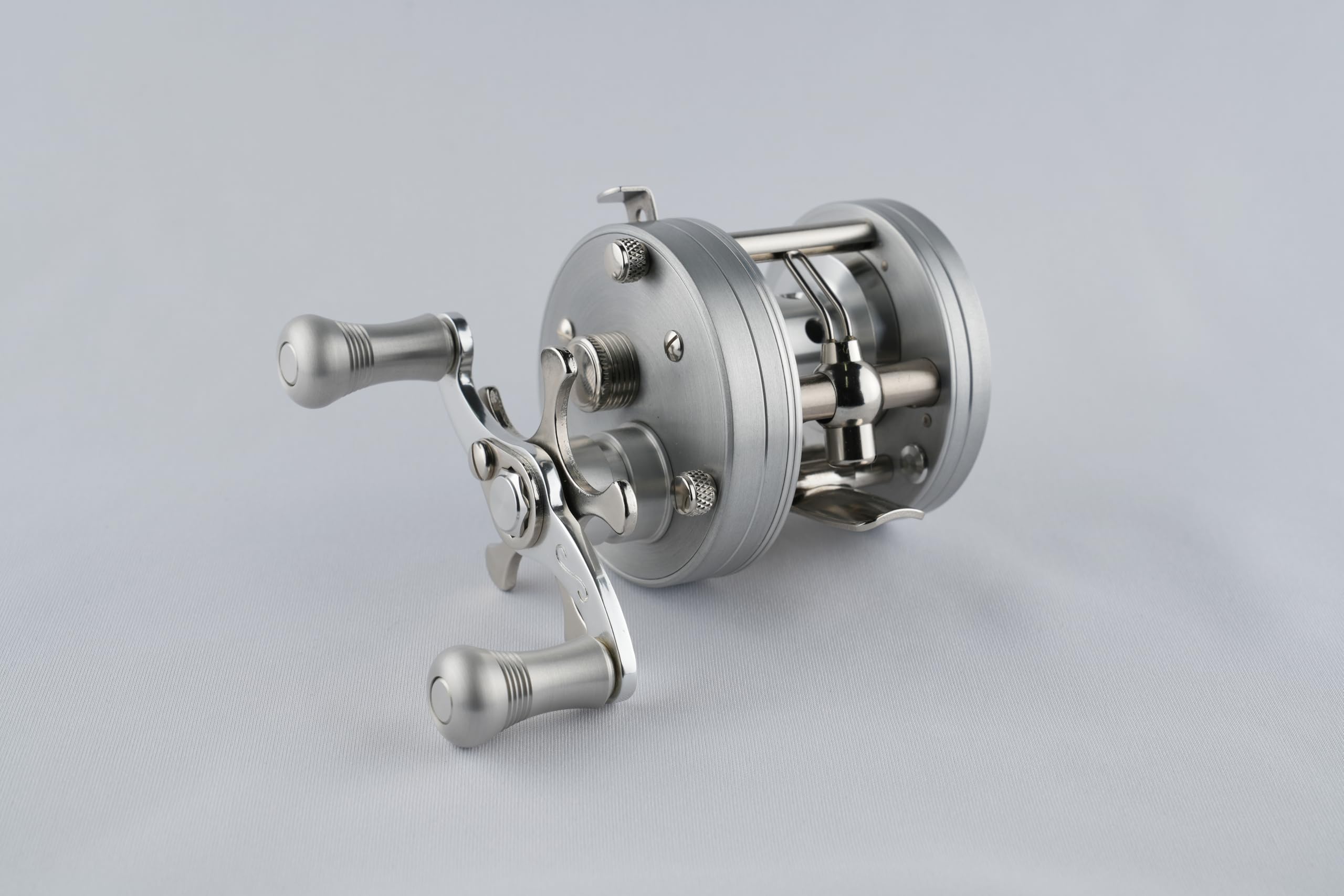 Amazon | ベイトキャスティングリール BC440SSS Silver Ash | 五十鈴