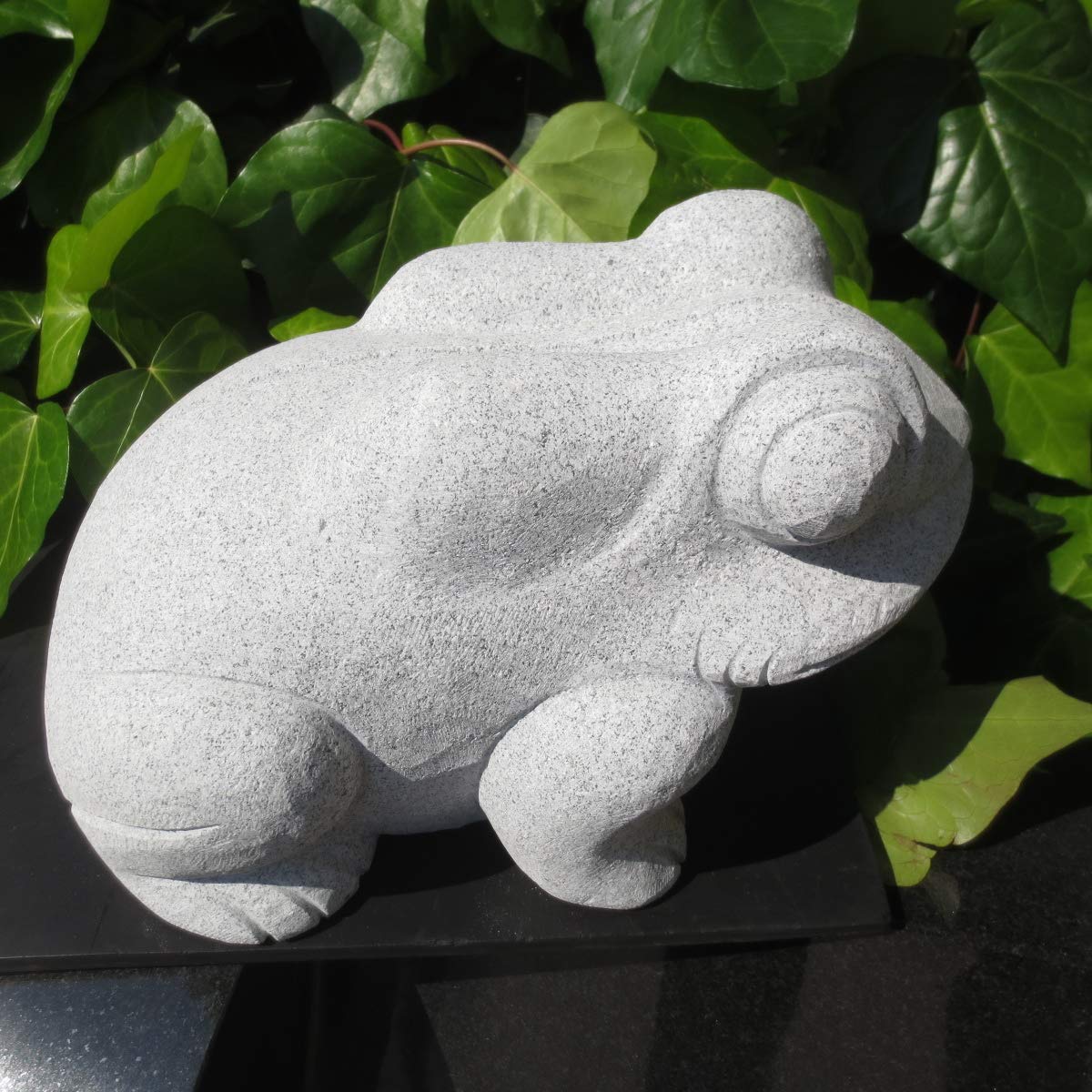 Amazon.co.jp: かえる カエル 全長33cm 置物 置き物 雑貨 御影石の