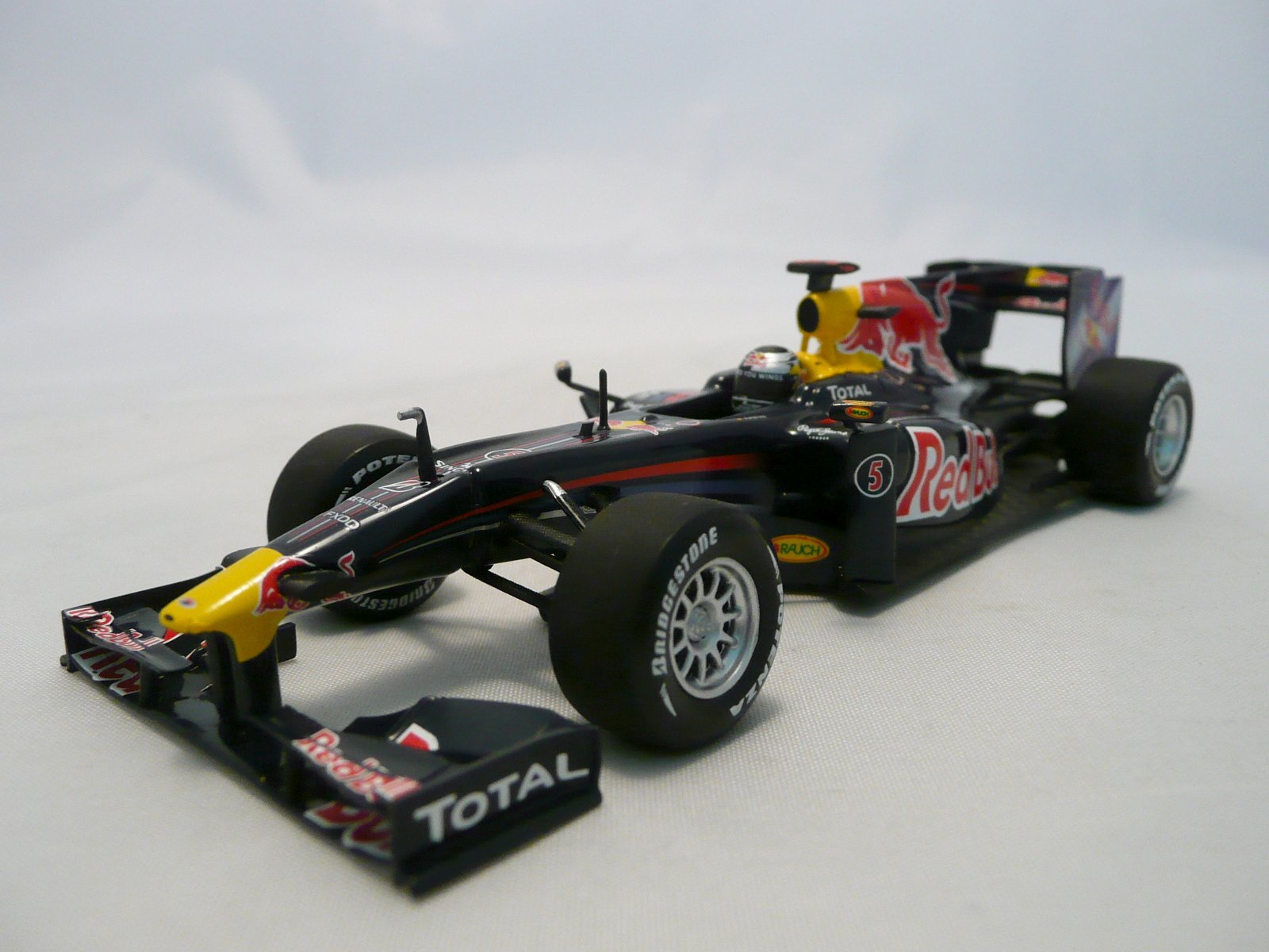 Amazon | 1/43 F1 2010 レッドブル・レーシング ルノー RB6