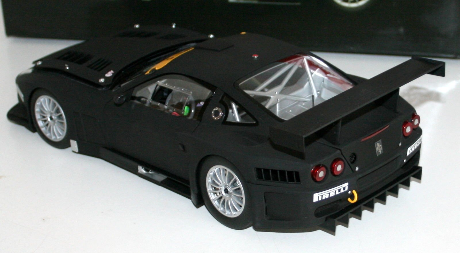 Amazon.co.jp: 京商 1/18 フェラーリ 575 GTC 2005 ブラック K08392A