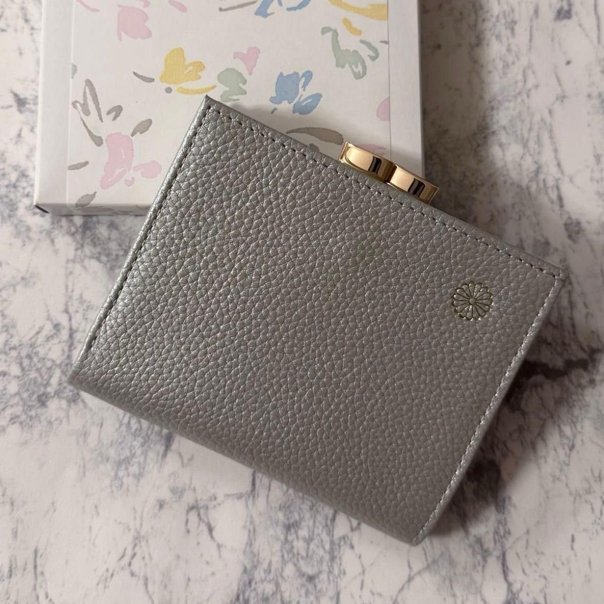 Amazon.co.jp: 皇居限定 がま口 二つ折り財布 シルバー 菊紋 牛革