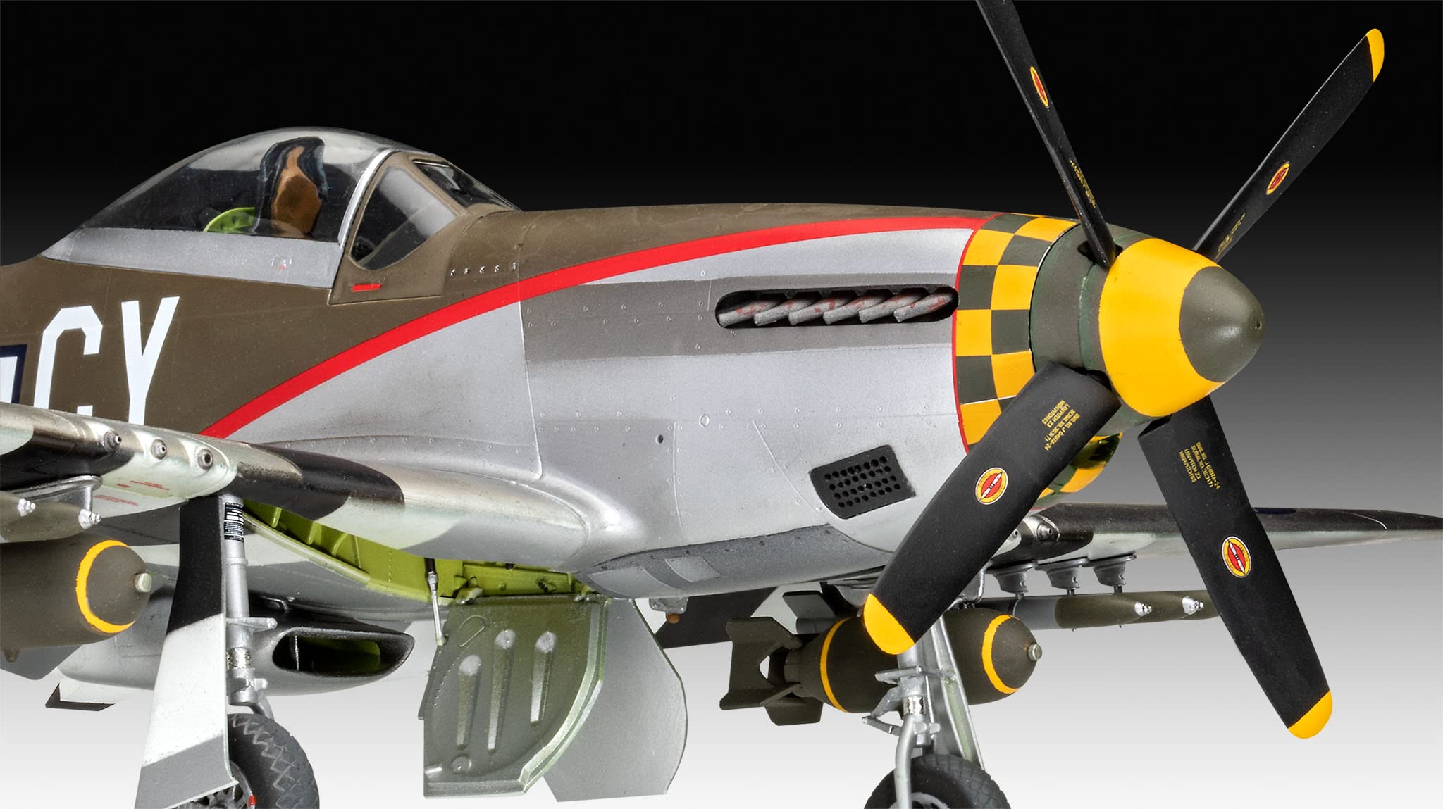 航空機・ヘリコプター Revell P-51D-15-NA Mustang 1:32 Amazon.com