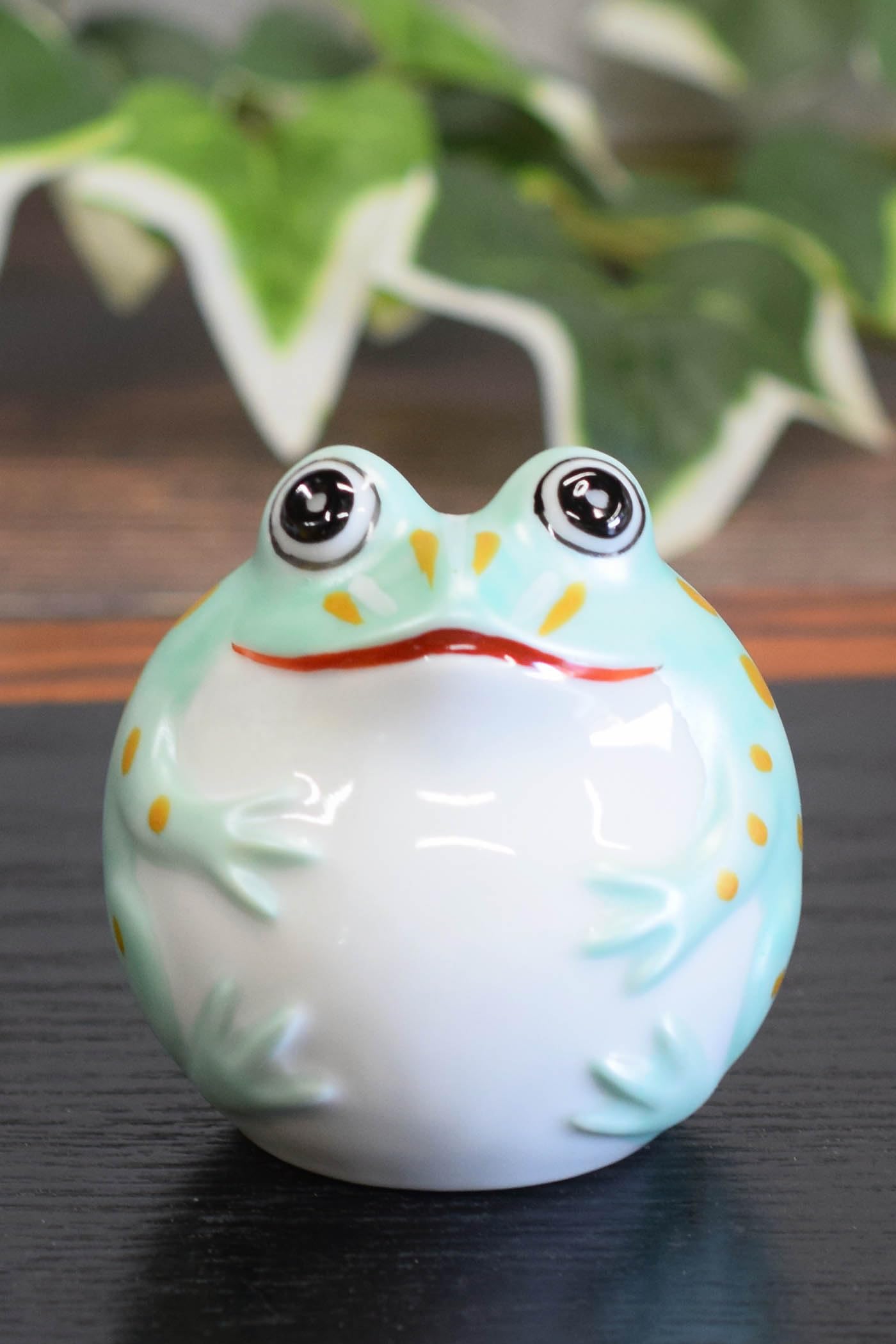 Amazon.co.jp: 和座の蔵 開運 カエル 置物 九谷焼 玉かえる 水色 陶器