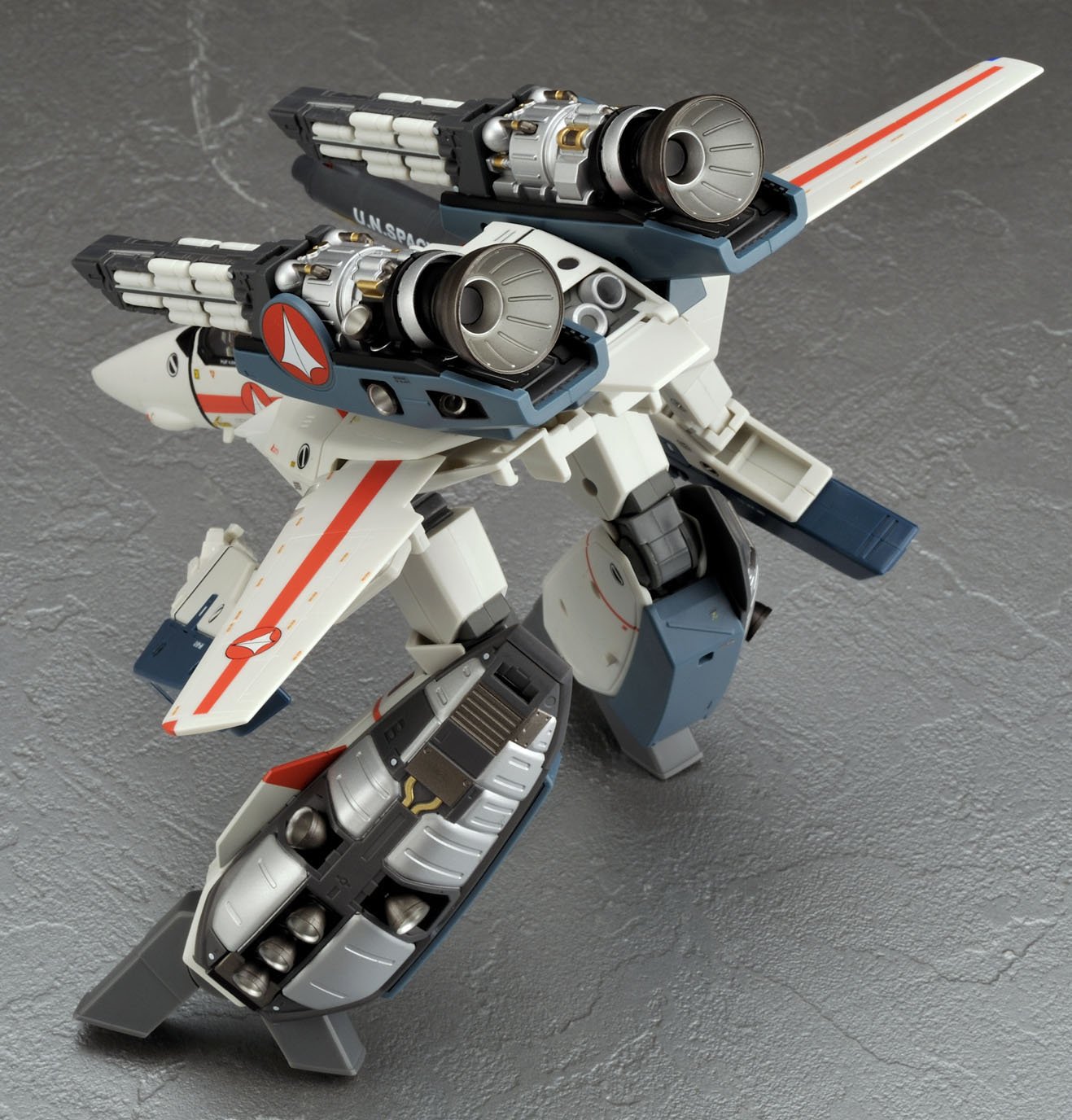 Amazon.co.jp: 1/60 マクロス 完全変形 VF-1J 一条輝機 with スーパー