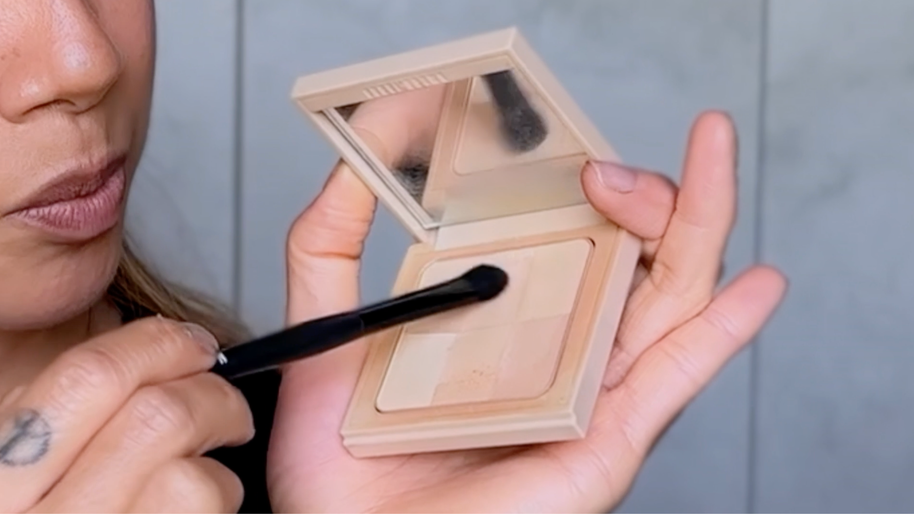 Amazon.com: Bobbi Brown Nude Finish Illuminating Powder | Glow