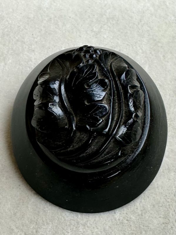 ぶどうの彫りが素敵なジェットブローチ - アンティークまねきねこ