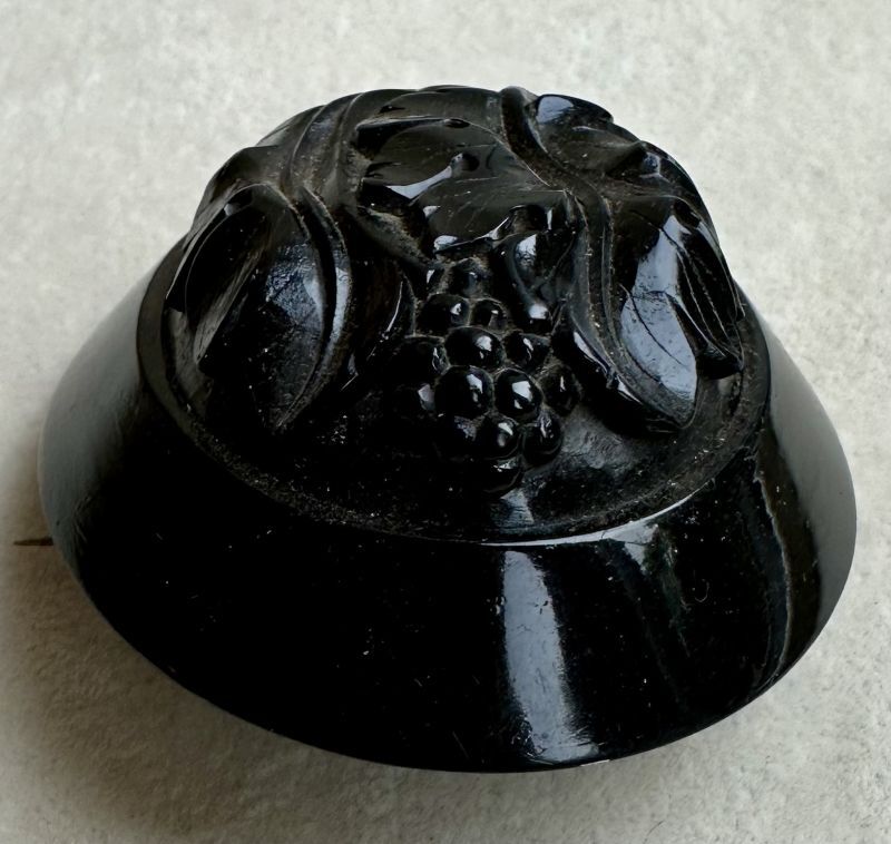 ぶどうの彫りが素敵なジェットブローチ - アンティークまねきねこ