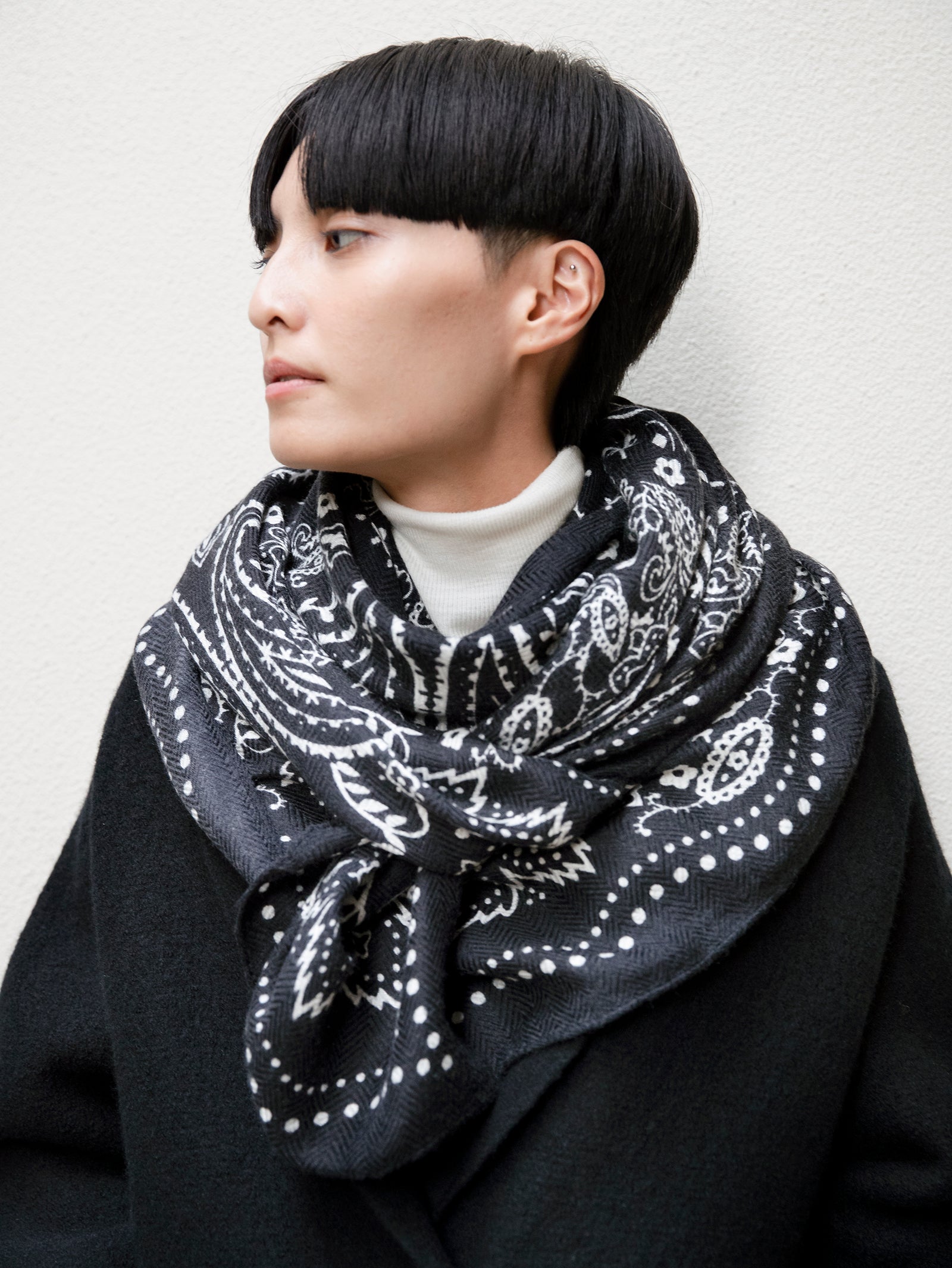 レア MANIPURI シルク108 バンダナ ペイズリー 大判ストール 黒 レア