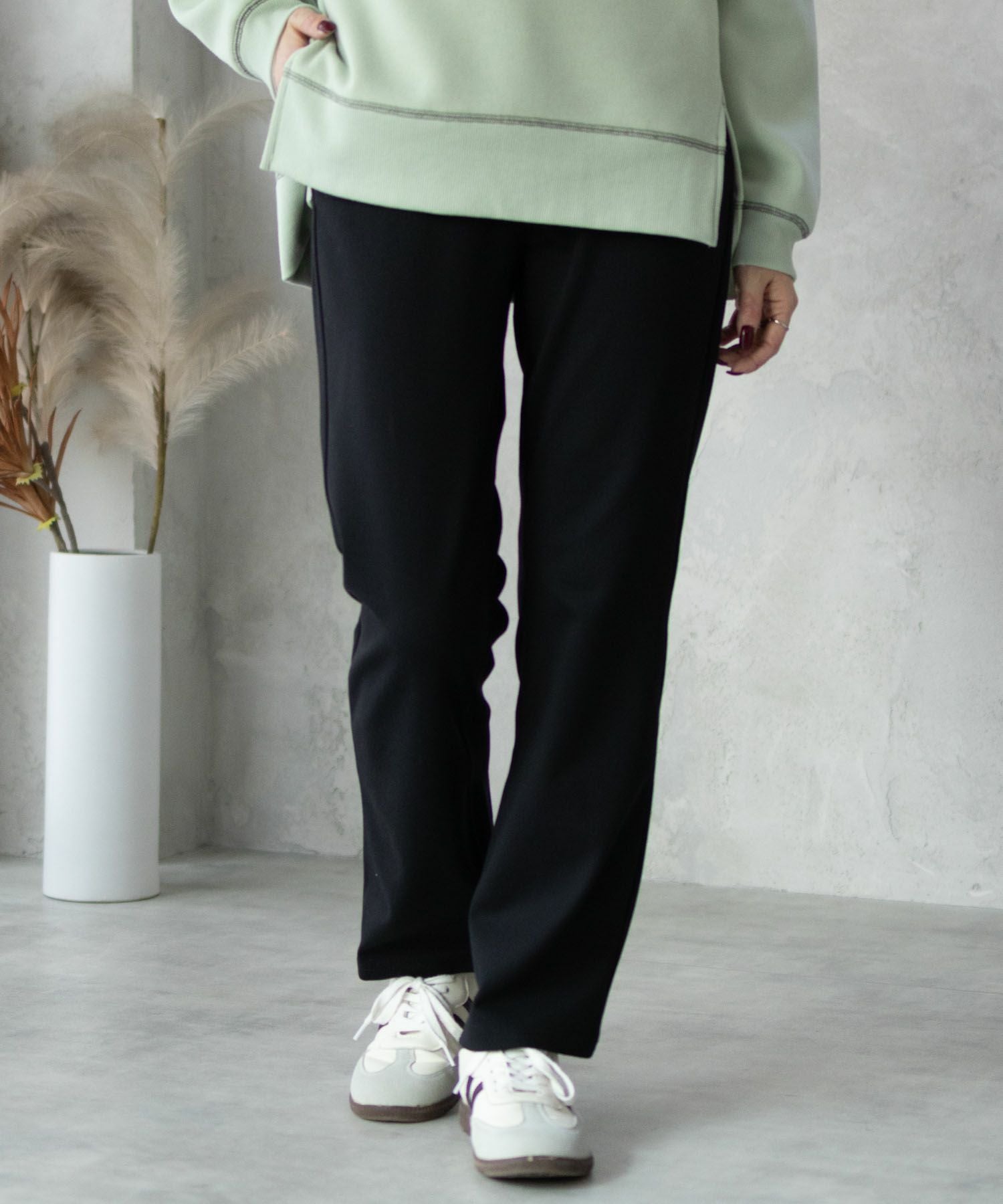 nAvy モイストタッチストレートパンツ レディース